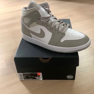 Air Jordan 1 MID college grey